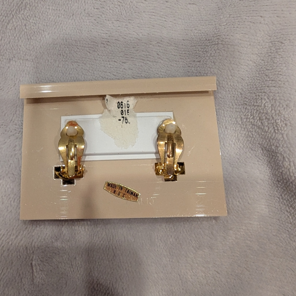 Vintage Accessory Lady Clip Earrings Faux Pearl Gold Tone Rhinestone - Picture 3 of 3